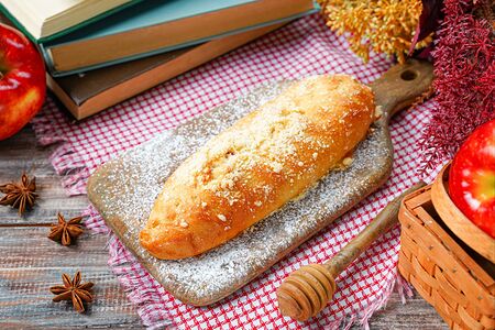 Булочка с вишней