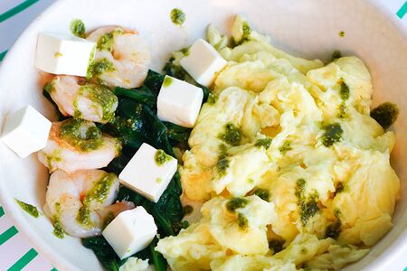 Скрэмбл с креветкой и соусом песто