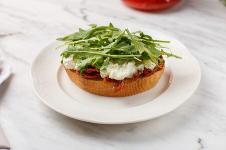 Брускетта с сыром страчателла