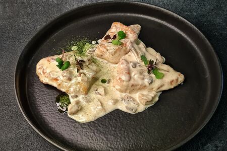 Медальоны из индейки в сливочном соусе с грибами