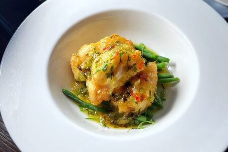 Треска в темпуре с зелёной фасолью и апельсиновым соусом