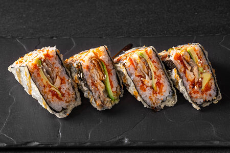 Жареный конверт с угрем и спайси соусом