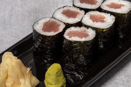 Маки с тунцом