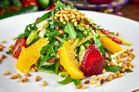 Салат с обжаренной куриной печенью и кабачками