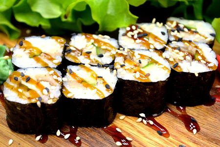 Маки с угрем