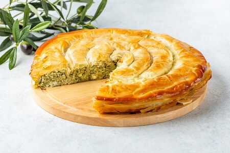 Пирог Спанакопита со шпинатом и сыром
