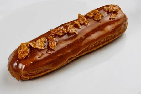 Эклер карамельный