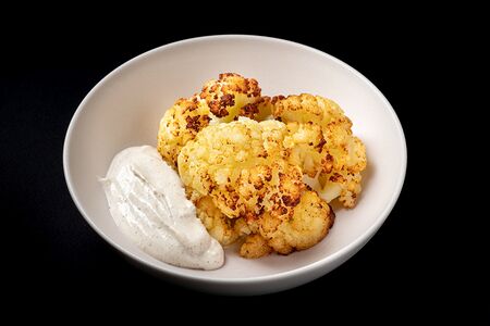 Печеная цветная капуста с трюфельным соусом