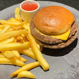 Бургер с говяжьей котлетой и фри