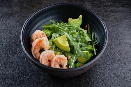 Зеленый салат с авокадо и креветками