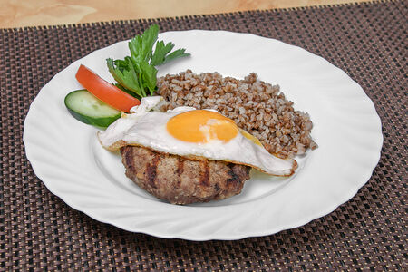 Бифштекс с яйцом и гречкой
