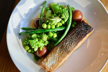 Лосось с романеско и молодой фасолью