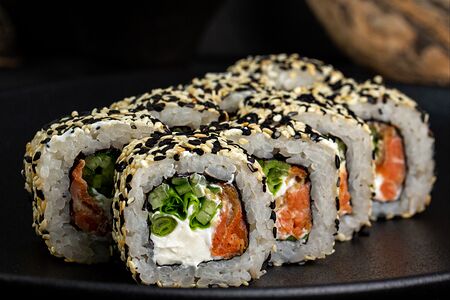 Жареный лосось в кунжуте