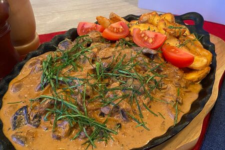 Горячая сковородка с телятиной