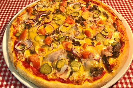 Пицца с беконом и говядиной