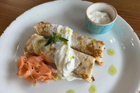 Блинчики со страчателлой и лососем