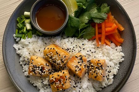 Лосось с рисом и соусом манго-чили