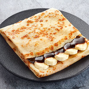 Блин с шоколадным кремом и бананом