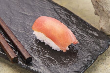 Суши с тунцом