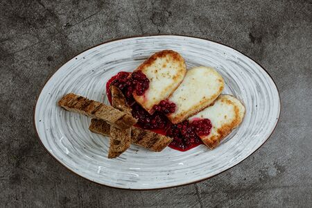 Жареный халуми с брусничным соусом