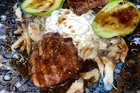 Медальоны из телятины с вешенками и сыром страчателла