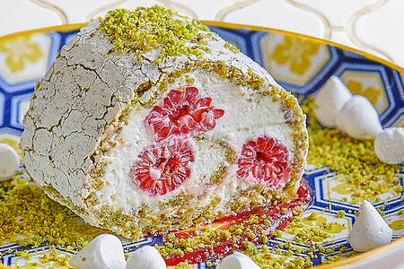 Фисташковый рулет с малиной