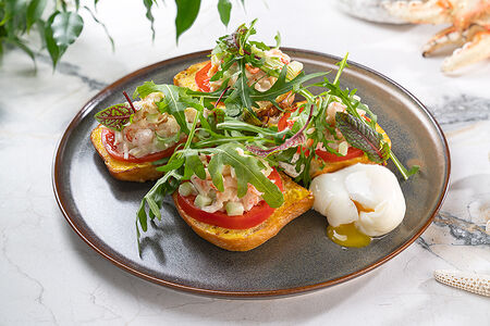 Брускетты с крабом, креветками и яйцом пашот