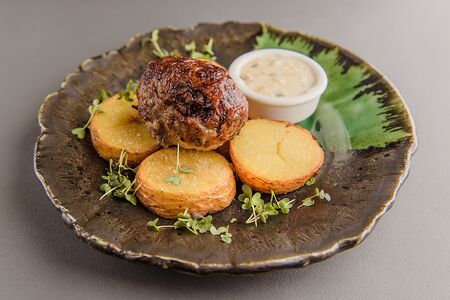 Котлета из ягнёнка в натуральной оболочке с печёным картофелем и грибным соусом