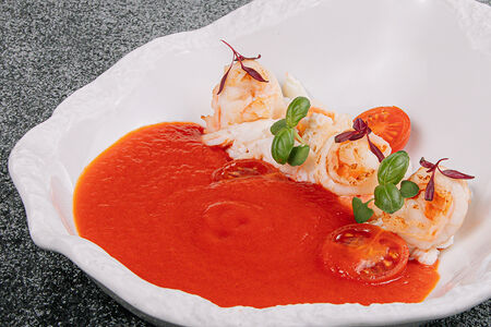 Томатный суп с крабом, креветками и овощами