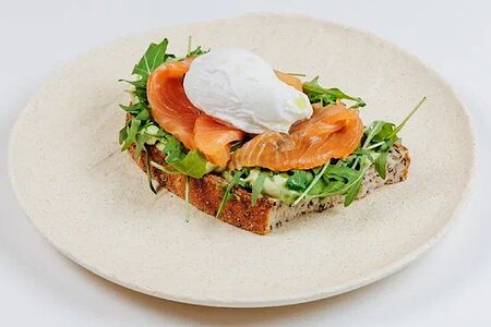 Тост с авокадо-кремом и лососем