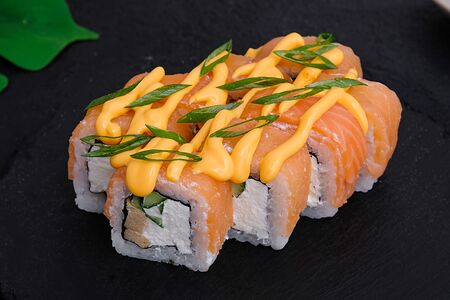 Ролл Филадельфия с луком