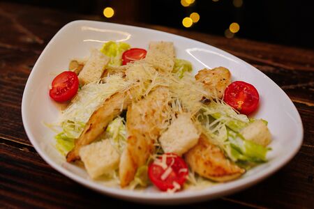 Салат Цезарь с куриным филе