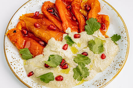 Запеченная паприка под ореховым соусом