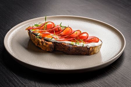 Ржаной тартин с копченой уткой
