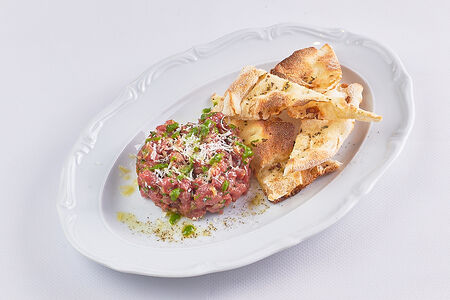 Тартар из говяжьей вырезки с сыром пекорино