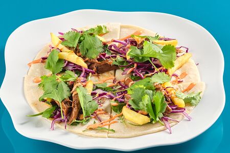 Роти с ягнёнком, картофелем фри и соусом чёрный чеснок