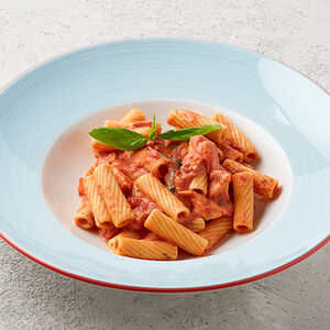 Ригатони с лососем