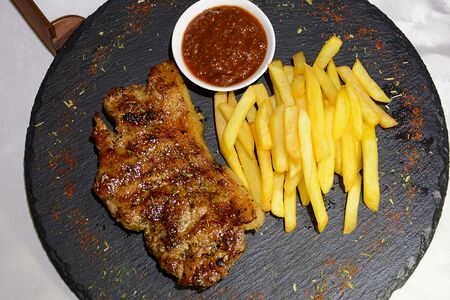 Стейк с картошкой фри