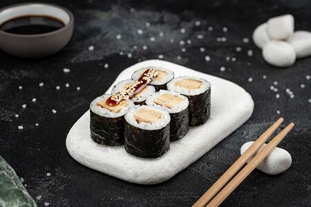 Маки с тамаго