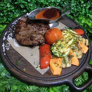 Стейк Филе-миньон под соусом четыре сыра