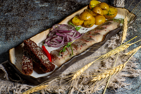 Сельдь с отварным картофелем и ржаными гренками