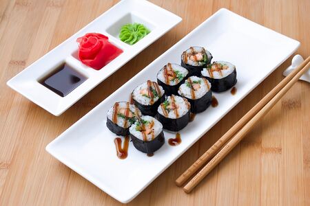 Ролл с копченым лососем и чукой