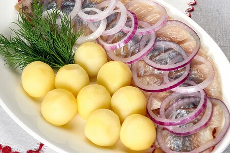 Сельдь с отварным картофелем и красным луком