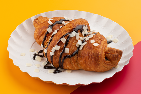 Круассан с шоколадной начинкой