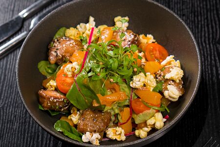 Салат с хрустящей свининой