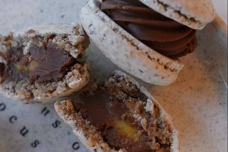 Макарон Эспрессо-апельсин-корица