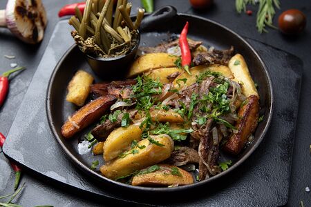 Томленый лось с картофельной жарехой