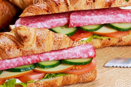 Круассан с салями и сыром Эдам