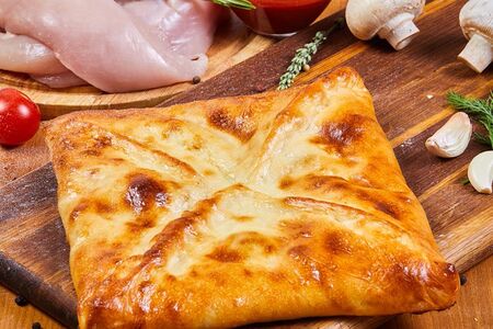 Слоеное хачапури с сыром сулугуни