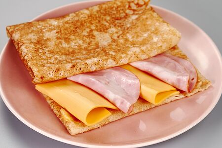 Блин с ветчиной и сыром